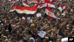 Thousands of Egyptian anti-Mubarak protesters shout slogans as they take part in a demonstration at Tahrir square in Cairo, Egypt, February 8, 2011