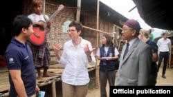 Ursula Mueller saat mengunjungi perkampungan warga Rohingya di negara bagian Rakhine (foto: dok).