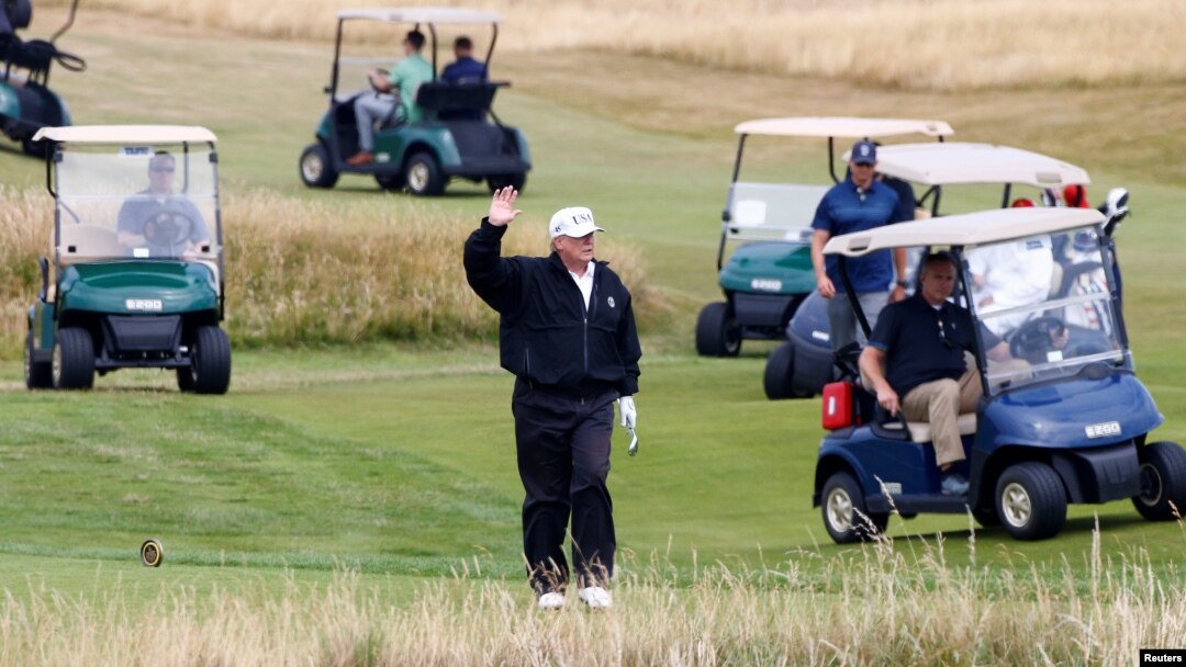 Predsednik SAD Donald Tramp gestikulira dok šeta tokom pauze za golf, u Turnberiju, Škotska, 14. jula 2018.