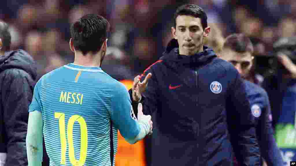 Angel Di Maria, serre la main du Lionel Messi de Barcelone après le match, le 14 février 2017.