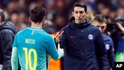 Angel Di Maria, du PSG, se serre la main de Lionel Messi, de Barcelone, après la 16ème journée de la Ligue des champions, match de football entre Paris Saint Germain et Barcelone au stade du Parc des Princes à Paris le mardi 14 février 2017. Le PSG a remporté Le match 4-0. (AP / Francois Mori)