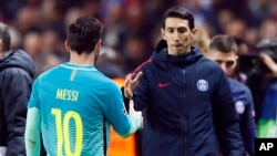 Le parisien Angel Di Maria, à droite, sérrant la main au barcelonais Leonel Messi après un match de ligue des champions au Parc des Princes, Paris le 14 fevrier 2017 (AP Photo/Francois Mori)