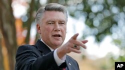 Mark Harris, habla a la prensa en Matthews, Carolina del Norte, el 7 de noviembre de 2018.La última contienda legislativa no resuelta de la nación involucra a Harris y al demócrata Dan McCready.