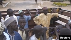 Watu walotekwa na Boko Haram , walookolewa na jeshi la Cameroon wawasili Maroua, Cameroon.