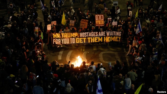 Mbështetësit dhe familjarët e pengjeve në protestë në Tel Aviv