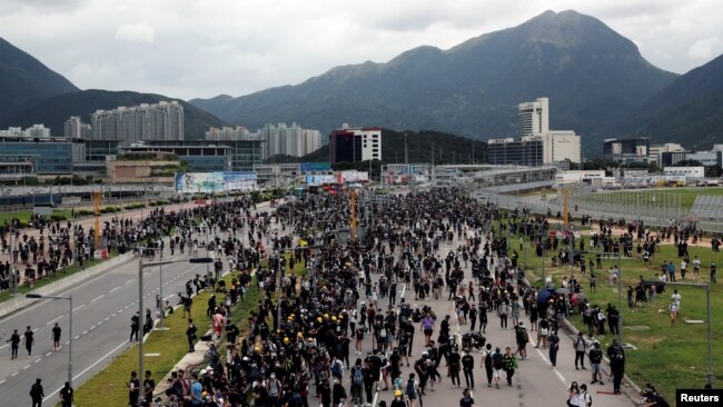 香港抗议者在通往香港国际机场的高速公路上示威。(2019年9月1日)