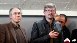 Pemimpin Redaksi Majalah Satir Charlie Hebdo, Gerard Biard (kiri) dan kartunis Renald Luzier saat konferensi pers di Paris, Perancis (Foto: dok).