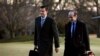 白宫秘书罗伯·波特（左）和白宫高级顾问史蒂芬·米勒离开总统专用直升机“海军陆战队一号”，走过白宫南草坪。（2018年2月5日）
