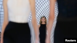 Model Karlie Kloss membawakan karya designer David Koma pada Paris Fashion Week bulan lalu.