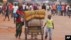Une famille fuit les affrontements à Bangui, le 30 septembre 2015. (AP Photo)