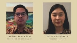 “Presiden Berklee Indonesian Community, Sharon Stephania (kanan) dan Ketua Permias Massachusetts, Ardian Sukamdani memberi sambutan di acara Konser Untuk Indonesia”.