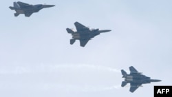 한국 공군 F-15K 전투기들이 편대비행하고 있다. 한국 군은 27일 중국 군용기가 방공식별구역에 진입해, F-15와 KF-16 등 전투기들을 출격시켜 대응했다고 밝혔다. (자료사진)