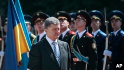 우크라이나의 포로셴코 대통령이 7일 취임식장에서 의장대의 사열을 받고 있다.