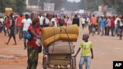 Une famille transporte ses affaires à Bangui, le 30 septembre 2015. (AP Photo)