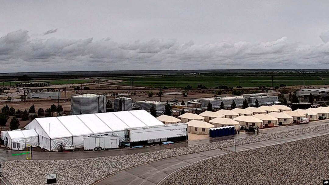 Dalam foto yang dirilis oleh HHS Administration for Children and Families menunjukkan tempat penampungan untuk anak-anak asing tanpa pendamping di Tornillo, Texas.
