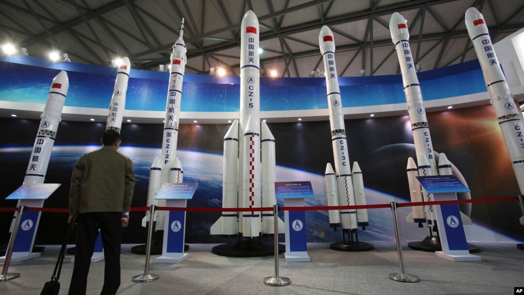 Seorang pengunjung tengah mengamati model roket China yang dipamerkan di Pusat Pameran Industri Internasional di Shanghai, China, 6 November 2013 (Foto: dok). Ribuan orang dilaporkan memadati pameran keliling program antariksa China yang saat ini tengah digelar di Tianjin, China Utara yang dibuka Sabtu (9/11) lalu.