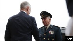 En esta foto de archivo de mayo de 2017, el entonces secretario de Defensa mexicano, Salvador Cienfuegos, es recibido en el Pentágono por el también hoy ex secretario de Defensa James Mattis.