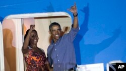 Tổng thống Mỹ Barack Obama và Đệ nhất phu nhân Michelle Obama vẫy chào khi lên đường trở về Washington từ Honolulu, ngày 3/1/2015.