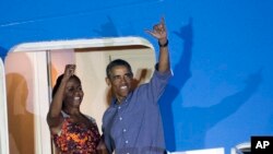 Presiden AS Barack Obama dan Ibu Negara Michelle Obama naik pesawat Air Force One berangkat dari Pangkalan Gabungan Pearl Harbor Hickam di Honolulu, 3 Januari 2015.