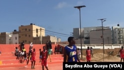 Au stade de Yoff, des amateurs de la balle orange suivent les jeunes prodiges du basket, au Sénégal, le 30 août 2021. 