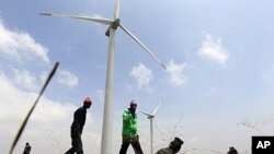 Wind turbines at Kenya Electricity Generating Company, Ngong hills, Sept. 2010 (file photo).