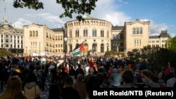 Para demonstran menggelar unjuk rasa di depan gedung Parlemen Norwegia, di Oslo untuk memberikan dukungan kepada rakyat Palestina, 19 Mei 2021. (Foto: Berit Roald/NTB via Reuters)