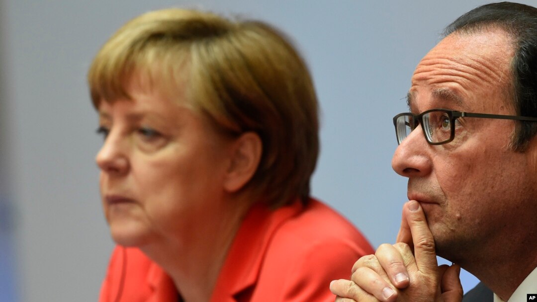 French President Francois Hollande, right, and German Chancellor Angela Merkel attend the Petersberg Climate Dialogue conference in Berlin, Germany, May 19, 2015. 