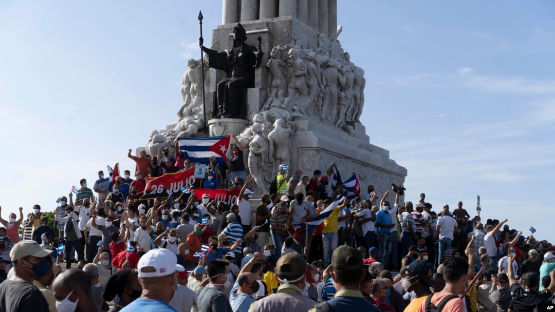 Pendukung pemerintah berkumpul di monumen Maximo Gomez di Havana, Kuba, Minggu, 11 Juli 2021. (AP Photo/Eliana Aponte). Pendukung pemerintah turun ke jalan saat ratusan lebih warga memprotes harga bahan makanan yang tinggi dan kurangnya persediaan pangan di Kuba.