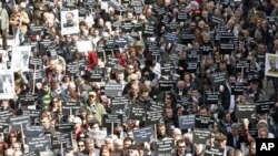 Journalists and activists participate in a rally calling for press freedom in central Ankara, Turkey, March 19, 2011 (file photo)