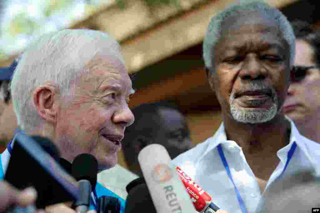 Jimmy Carter et l'ex secrétaire général de l'ONU Kofi Annan, après avoir visité un bureau de vote au Soudan du Sud, le 9 janvier 2011. (P. MOORE/AFP)