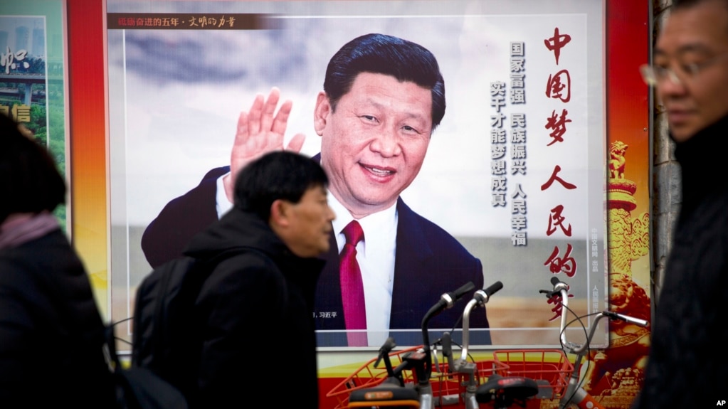 行人走过北京街头张贴的习近平中国梦的宣传画。（2018年3月2日）