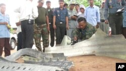 អាជ្ញធរ​​ក្នុង​ខេត្ត​ព្រះវិហារ​ពិនិត្យ​មើល​បន្ទះ​លោហៈ​ដែល​សល់​ពី​ការ​ផ្ទុះ​មួយ​កាល​ពី​ព្រឹក​ថ្ងៃ​អង្គារ​ទី​១៦​ខែ​សីហា​ឆ្នាំ​២០១១​ ក្នុង​ស្រុក​គូលេន នៅ​ចម្ងាយ​ប្រមាណ​​៩០​គីឡូម៉ែត្រ​ពី​ប្រាសាទ​ព្រះវិហារ។ អាជ្ញាធរ​សង្ស័យ​ថា​​បន្ទះ​នេះ​ជា​បំណែក​នៃ​យន្តហោះ​ដែល