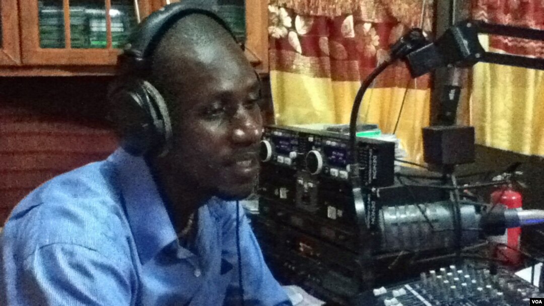 Emeric Roy Coker, journalist for Universal Radio, October 2012 (Nine de Vries/VOA).