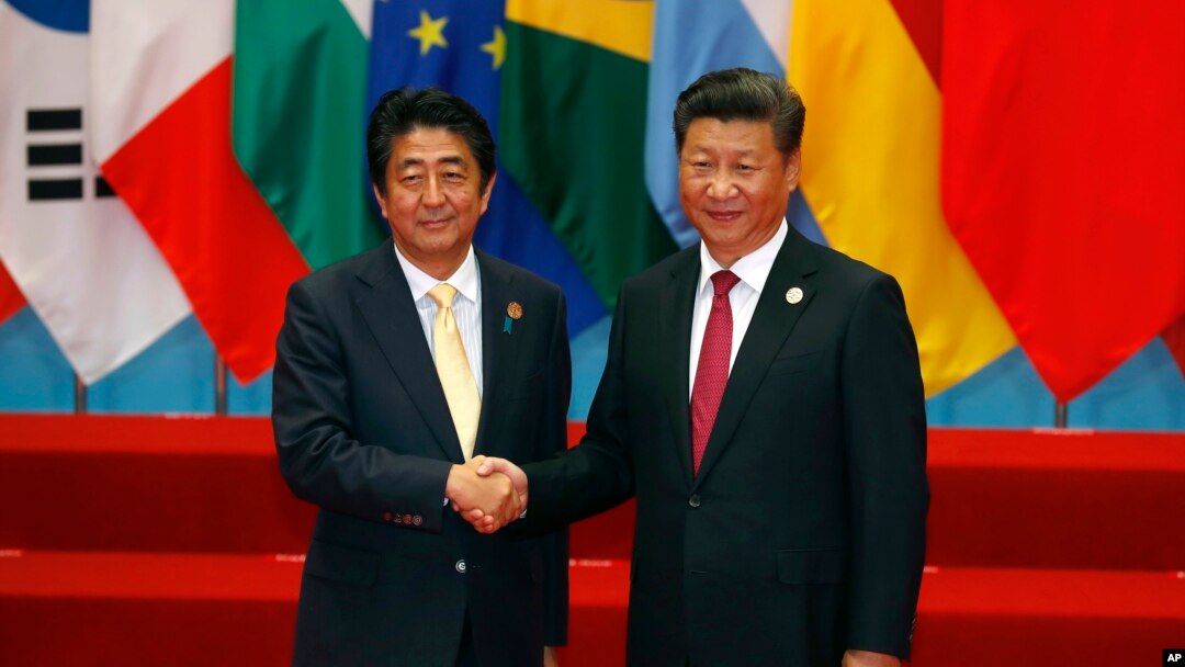 Thủ tướng Nhật Shinzo Abe và Chủ tịch Trung Quốc Tập Cận Bình chụp ảnh chung tại hội nghị thượng đỉnh G-20 ở Hàng Châu, Trung Quốc, ngày 4 tháng 9 năm 2016.
