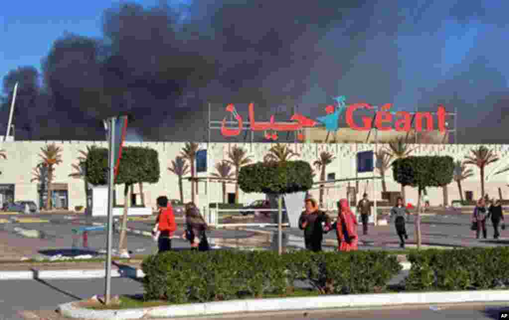A supermarket is on fire after it was sacked and looted in Bizerte, Tunisia, 15 Jan 2011.