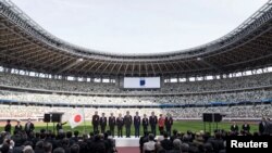 Thủ tướng Shinzo Abe và các quan chức Nhật tại sân vận động hôm 15/12.