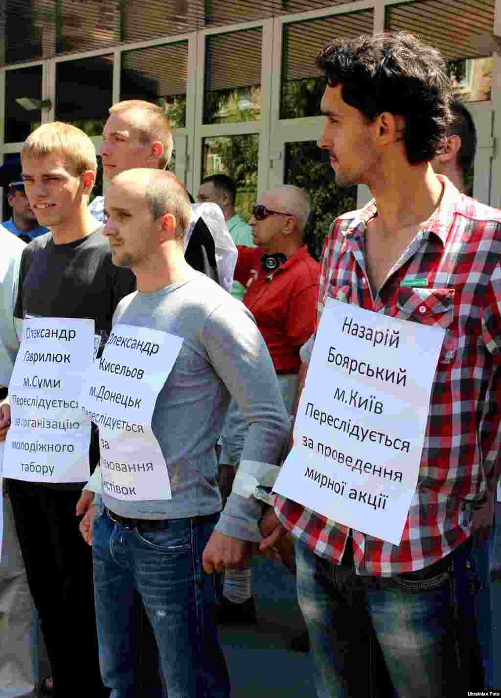 Під час показовго дійства, кілька активістів зображали представників громадських організацій - жертв недавніх переслідувань, до яких підійшли представники Беркуту та завязали їм руки. а обурена громада почала вимагати не чіпати учасників акці.