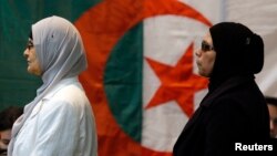 15일 알제리 마르세이유의 한 투표소에서 유권자들이 대통령 선거에 투표하기 위해 기다리고 있다.