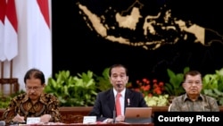 Presiden Jokowi beserta menteri dan pejabat terkait dalam konferensi pers "Pemindahan Ibu Kota Negara ke Kalimantan Timur" di Istana Negara, Jakarta, Senin, 26 Agustus 2019.(Foto: Biro Setpres).