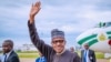 Le président nigérian Muhammadu Buhari salue à descente d’avion, de retour des vacances du Royaume-Uni, à Abuja, Nigeria, 18 août 2018. (Twitter/Bashir Ahmad)