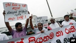 Các nhà hoạt động nhân quyền Sri Lanka hô khẩu hiệu chống lại các vụ bắt giữ những nhà hoạt động nhân quyền ở Colombo, 19/3/2014