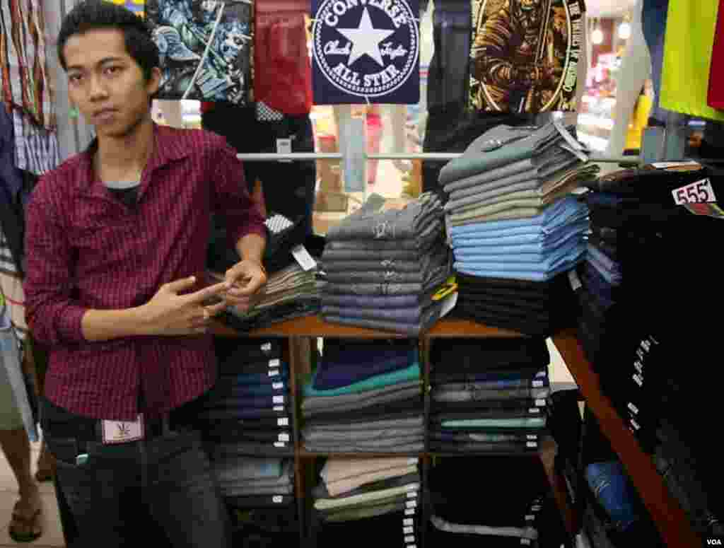 Jeans store manager Aung Zin. (Zinlat Aung/VOA News)