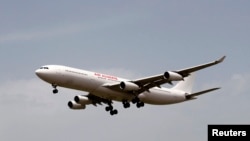 Un avion d'Air Algérie s'apprête à atterrir à l'aéroport Houari Boumediene à Alger le 24 juillet 2014.