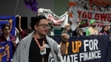 Activistas participan en una manifestación por la financiación climática en la Cumbre Climática de la ONU COP29, el viernes 22 de noviembre de 2024, en Bakú, Azerbaiyán. AP