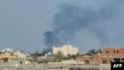 دود ناشی از درگیریهای مسلحانه در شهر طرابلس در روز سه شنبه.