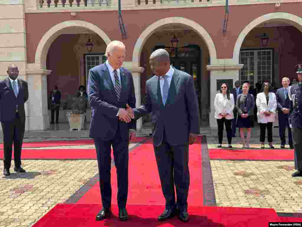 Rais Biden akionekana kuwa na furaha baada ya kukutana na mwenyeji wake Rais wa Angola Joao Lourenco,