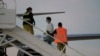 ARCHIVO - Migrantes venezolanos deportados abordan un avión con destino a su país en Harlingen, Texas, EEUU, el 18 de octubre de 2023.