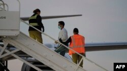 ARCHIVO - Migrantes venezolanos deportados abordan un avión con destino a su país en Harlingen, Texas, EEUU, el 18 de octubre de 2023.