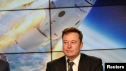 Le fondateur et ingénieur en chef de SpaceX, Elon Musk, à une conférence de presse au Kennedy Space Center de Cape Canaveral, Floride, le 19 janvier 2020. REUTERS/Steve Nesius