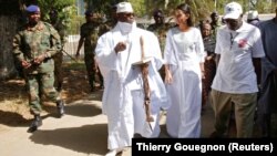 Le président gambien Yahya Jammeh quitte un bureau de vote avec sa femme Zineb lors de l'élection présidentielle à Banjul, Gambie, le 1er décembre 2016. REUTERS/Thierry Gouegnon